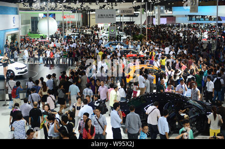 Visiteurs se pressent autour de Volkswagen neuves lors de la 15ème Salon de l'automobile 2012 à Chengdu Chengdu City, province du Sichuan, en Chine du sud-ouest 1 septembre 2012. Banque D'Images