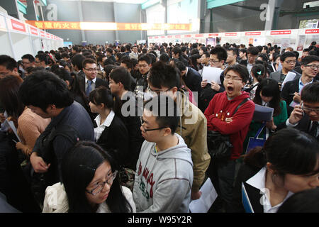 Les étudiants chinois foule stand pendant un salon de l'emploi à Shanghai, Chine, 6 novembre 2012. Chines diplômés trouvent plus difficile que jamais de trouver un emploi dans Banque D'Images