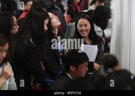 Les étudiants chinois foule stand pendant un salon de l'emploi à Shanghai, Chine, 6 novembre 2012. Chines diplômés trouvent plus difficile que jamais de trouver un emploi dans Banque D'Images