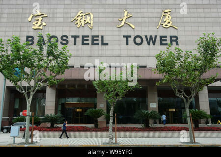 --File--un piéton passe devant la tour de Baosteel à Shanghai, Chine, le 13 juillet 2012. Chines de régulation des valeurs mobilières, incite les entreprises dont le sha Banque D'Images