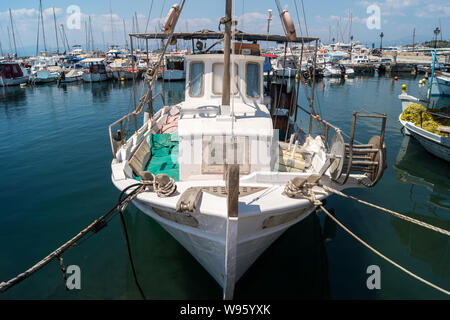 Vieux bateau de pêche en bois à marina Banque D'Images