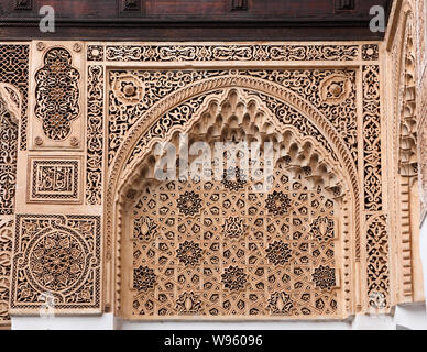 Marrakech, Maroc. Belle Arabesque arches orné de stucs dans le Palais Bahia, l'une des icônes touristiques principales de Marrakech. Site de l'UNESCO. Banque D'Images