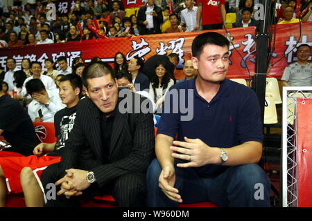 Chines retraités Yao Ming basketball (R) et joueur de basket-ball des Chines Mengke Bateer sont illustrés au cours de ses amis match d'adieu à Dongguan City Banque D'Images