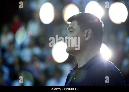 Chines retraités Yao Ming basketball est photographié pendant son match d'adieu d'amis à Dongguan City, province de Guangdong, en Chine du Sud, 6 avril 2012. Banque D'Images
