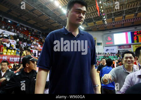 Chines retraités Yao Ming basketball est photographié pendant son match d'adieu d'amis à Dongguan City, province de Guangdong, en Chine du Sud, 6 avril 2012. Banque D'Images