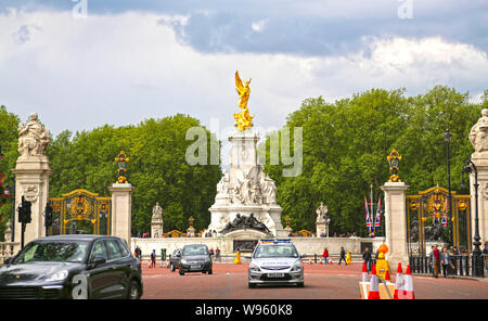 Paris, France - 22 mai 2016 : Le Victoria Memorial, un monument à la reine Victoria, par le sculpteur Thomas Brock. Banque D'Images