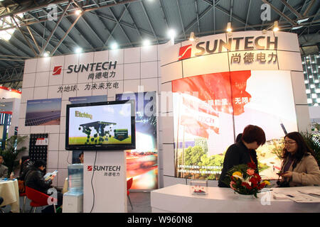 --File--personnes visitent le stand de Suntech au cours de la 7e exposition de l'industrie photovoltaïque AsiaSolar 2012 à Shanghai, Chine, 21 mars 2012. L'un des principaux Banque D'Images