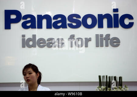 --File--un personnel chinois est vu sur le stand de Panasonic lors d'une foire de Shanghai, Chine, 20 mars 2012. Fabricant japonais de matériel électronique Panason Banque D'Images