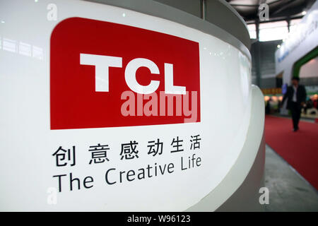 --File-- un visiteur passe devant le stand de TCL lors d'une foire de Shanghai, Chine, 20 mars 2012. TCL Corp. plat maintenant accrocher dans Beijings Grand Ha Banque D'Images