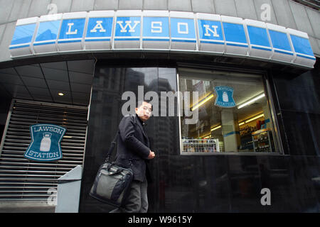 --File--un piéton passe devant un Lawson dépanneur à Shanghai, Chine, 29 février 2012. Grande chaîne de magasins japonais Lawson Inc. Banque D'Images