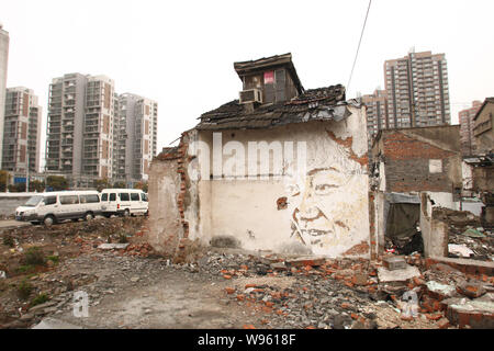 Une fresque créée par VHILS est considérée parmi les maisons démolies dans le district de Huangpu, Shanghai, Chine, 12 février 2012. L'artiste de rue portugais VHILS Banque D'Images