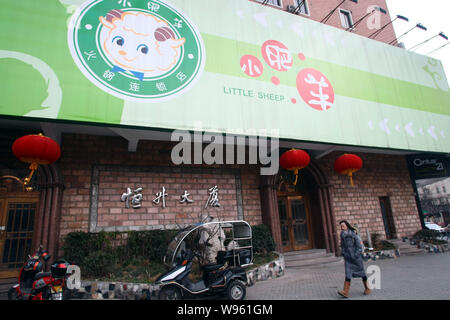 --File--un piéton passe devant un petit mouton hot pot restaurant chaîne à Shanghai, Chine, le 2 février 2012. Yum ! Restaurants La Chine, le plus grand foo Banque D'Images