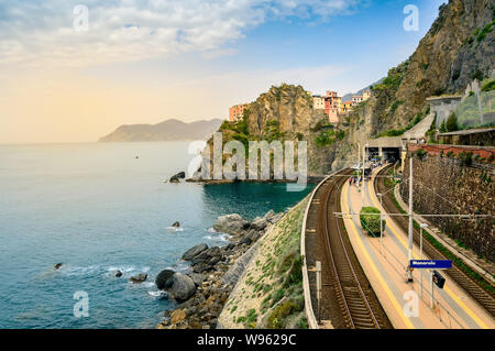 Manarola, Cinque Terre - gare dans petit village aux maisons colorées sur la falaise dominant la mer. Parc National des Cinque Terre avec coastlin robuste Banque D'Images