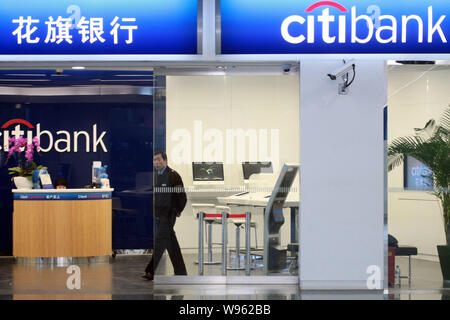 --File--un garde de sécurité donne à partir d'une branche de la Citibank à Shanghai, Chine, 22 décembre 2011. Citigroup Inc. a déclaré lundi 6 février 2012) Banque D'Images