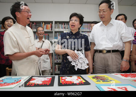 --File--Margaret Chan (C), directeur général de l'Organisation mondiale de la Santé (OMS), est photographié à une communauté à Shanghai, Chine, le 30 juillet 2010. L Banque D'Images