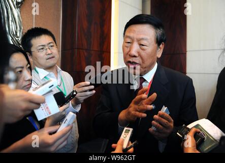 --File--Dai Xianglong, Président du Conseil National de Sécurité Sociale (CNSS), est interviewé à l'édition 2011 du Forum de Lujiazui à Shanghai, Chine, Banque D'Images
