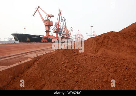 --FILE--tas de terre rare à être exportés au Japon sont illustrés dans le port de Lianyungang dans Xuzhou city, province de Jiangsu, Chine de l'Est, 5 septembre Banque D'Images