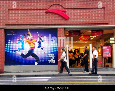 --File--piétons passent devant un magasin de vêtements de l'Anta à Shanghai, Chine, le 10 septembre 2011. Chinese sportswear company Anta a publié ses sem Banque D'Images