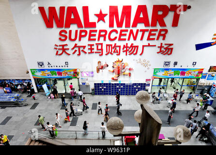 ---Fichier-clients chinois faire du shopping dans un Wal-Mart Supercenter à Fuzhou City, province du Fujian, Chine du sud-est, 29 avril 2012. Wal-Mart Stores Inc Banque D'Images