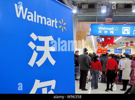 ---Fichier-clients chinois faire du shopping dans un supermarché Walmart dans la région de Jilin, province de Jilin, en Chine du Nord-Est 18 novembre 2011. Wal-Mart Stores Inc Banque D'Images