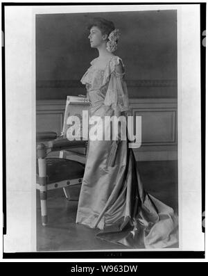 Alice Roosevelt Longworth, portrait en pied, debout à côté d'une chaise, face vers la gauche Banque D'Images