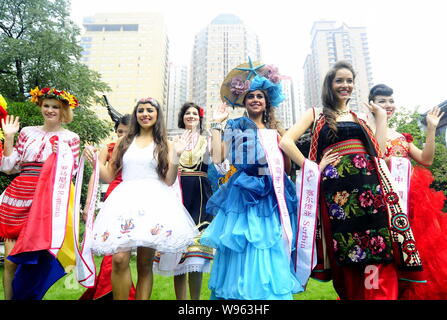 L'investiture de l'élection de Miss Monde 2012 Écotourisme concurrence posent au cours d'une visite à l'ancienne résidence de Ganxi (Xi Nan Li) à Shanghai, Chine de l'Est Banque D'Images