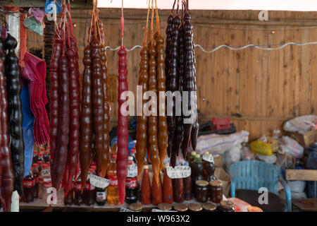 Bonbons - Churchkhela géorgien traditionnel, fait à partir de raisin, jus de grenade et les écrous vendus sur le marché à Tbilissi, Géorgie Banque D'Images