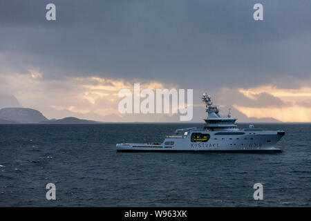 KV Harstad, W318, navire garde-côtes norvégiennes, dans Landegodefjorden, Nordland, Norvège Banque D'Images