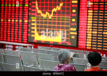 Vérifier la présence d'investisseurs information boursière à la Private Securities Company à Huaibei, east Chines dans la province de Anhui, le 14 septembre 2012. Les marchés boursiers Banque D'Images