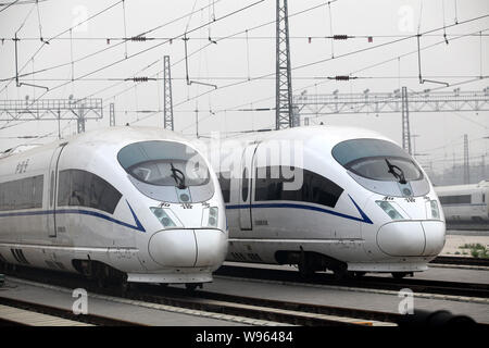 --FILE--CRH380B bullet train est photographié à la gare sud de Beijing à Beijing, Chine, 29 juin 2011. Chines de trains à grande vitesse peuvent s'élève Banque D'Images