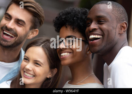 Smiling friends posing millénaire multiraciale pour photo ensemble Banque D'Images