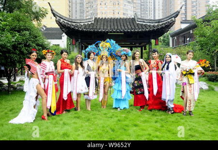 L'investiture de l'élection de Miss Monde 2012 Écotourisme concurrence posent au cours d'une visite à l'ancienne résidence de Ganxi (Xi Nan Li) à Shanghai, Chine de l'Est Banque D'Images