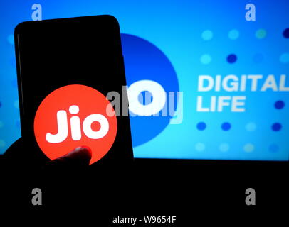 Kolkata, Inde. Août 12, 2019. Dans cette photo illustration populaires Telecom company logo Reliance Júlio vu affichée sur un smartphone. Credit : Avishek Das/SOPA Images/ZUMA/Alamy Fil Live News Banque D'Images