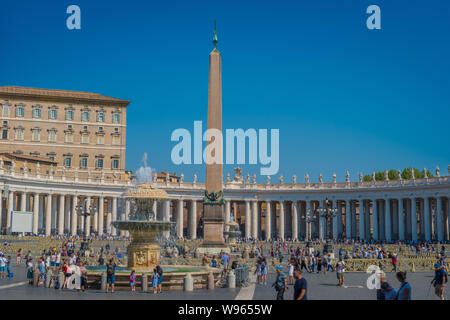 La Place Saint Pierre est un grand plaza situé directement en face de la Basilique St Pierre dans la Cité du Vatican, l'enclave des Papes à l'intérieur de Rome, directement wes Banque D'Images