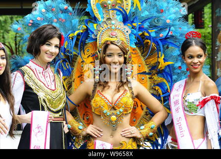 L'investiture de l'élection de Miss Monde 2012 Écotourisme concurrence posent au cours d'une visite à l'ancienne résidence de Ganxi (Xi Nan Li) à Shanghai, Chine de l'Est Banque D'Images