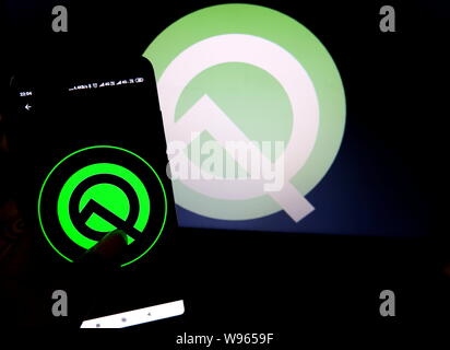 12 août 2019, Kolkata, Inde : Sur cette photo, l'illustration de l'application du système d'exploitation mobile Android Q vu le logo affiché sur un smartphone. (Crédit Image : © Avishek Das/SOPA des images à l'aide de Zuma sur le fil) Banque D'Images