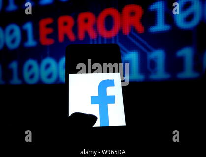 12 août 2019, Kolkata, Inde : Sur cette photo, l'illustration la plus populaire application de réseautage social Facebook logo vu affichée sur un smartphone. (Crédit Image : © Avishek Das/SOPA des images à l'aide de Zuma sur le fil) Banque D'Images