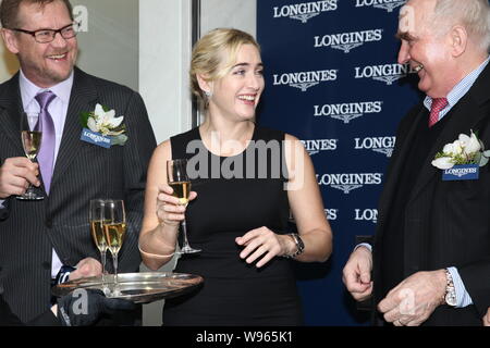 L'actrice britannique Kate Winslet, centre, d'un toast à l'occasion de la cérémonie d'ouverture du magasin phare de la marque horlogère Longines à Hong Kong, Chine Banque D'Images