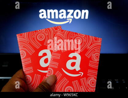 12 août 2019, Kolkata, Inde : Dans cette photo illustration une multinationale américaine technology company Amazon logo et cartes-cadeaux vu en cours d'affichage. (Crédit Image : © Avishek Das/SOPA des images à l'aide de Zuma sur le fil) Banque D'Images