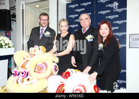 L'actrice britannique Kate Winslet, deuxième à gauche, pose après une danse du lion à l'occasion de la cérémonie d'ouverture du magasin phare de la marque horlogère longi Banque D'Images