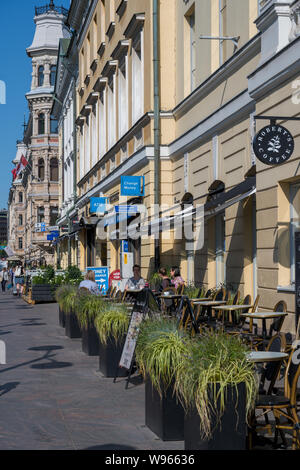 Helsinki, Finlande -- 19 juillet 2019. Photo d'un café en plein air et un café dans une rue animée de Helsinki, Finlande. Banque D'Images