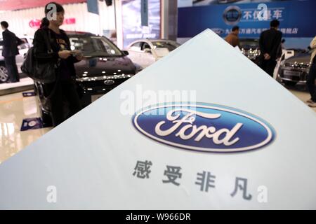 --File--visiteurs portent sur le stand de Ford au cours d'une auto show dans la ville de Jiujiang, province de Jiangxi, Chine du sud-est 14 avril 2012. Travailler sur des gués Banque D'Images