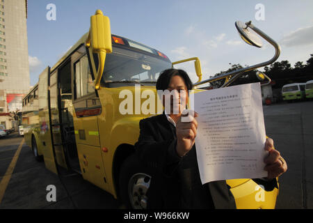 Un chauffeur d'autobus scolaire montre son entreprise de sécurité dans le Comté de Chongming, Shanghai, Chine, le 2 février 2012. Les autobus scolaires ont droit de passage prioritaire Banque D'Images