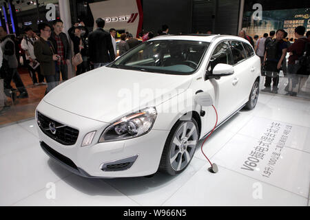 --FILE--visiteurs regardez une Volvo V60 plug-in Hybrid car à la 14e Exposition de l'industrie internationale de l'Automobile de Shanghai, connue sous le nom de Shanghai Auto 2011 Banque D'Images