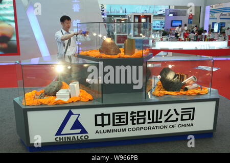 --File--personnes visitent le stand de Chinalco (Aluminium Corporation of China), société mère de Chalco (Aluminum Corporation of China Limited), au cours d'une Banque D'Images
