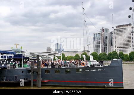 Tattershall Castle est un ancien traversier pour passagers qui est maintenant une pub flottant sur la Tamise Banque D'Images