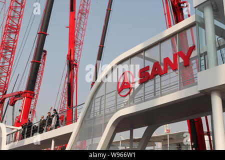 --File--visiteurs portent sur le stand de Sany lors d'une exposition à Shanghai, Chine, le 25 novembre 2010. Chines Sany Heavy Industry ravivera les Banque D'Images