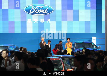 --File--visiteurs portent sur le stand de Ford au cours d'une auto show à Shanghai, Chine, le 20 décembre 2011. Ford Motor Co. a déclaré lundi (9 janvier 2012) Banque D'Images