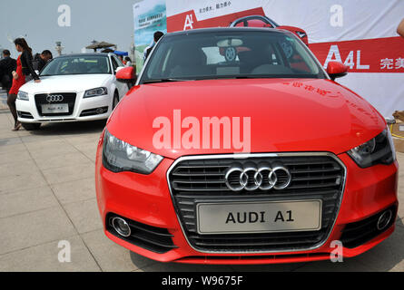 --FILE--Audi A1 et A3 les voitures sont affichées pendant l'auto show de la ville de Qingdao, Chine de l'est la province de Shandong, 22 avril 2012. Volkswagen, voiture de luxe Banque D'Images