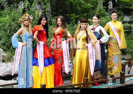 L'investiture de l'élection de Miss Monde 2012 Écotourisme concurrence posent au cours d'une visite à l'ancienne résidence de Ganxi (Xi Nan Li) à Shanghai, Chine de l'Est Banque D'Images